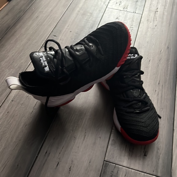 Lebron 16 GS 'Bred' - Picture 2 of 3